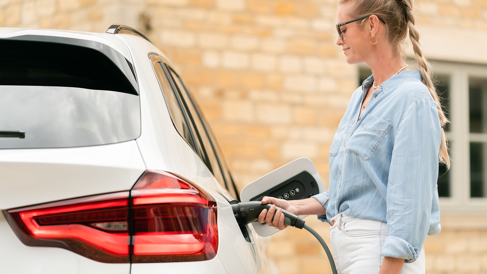 Femme qui charge sa voiture