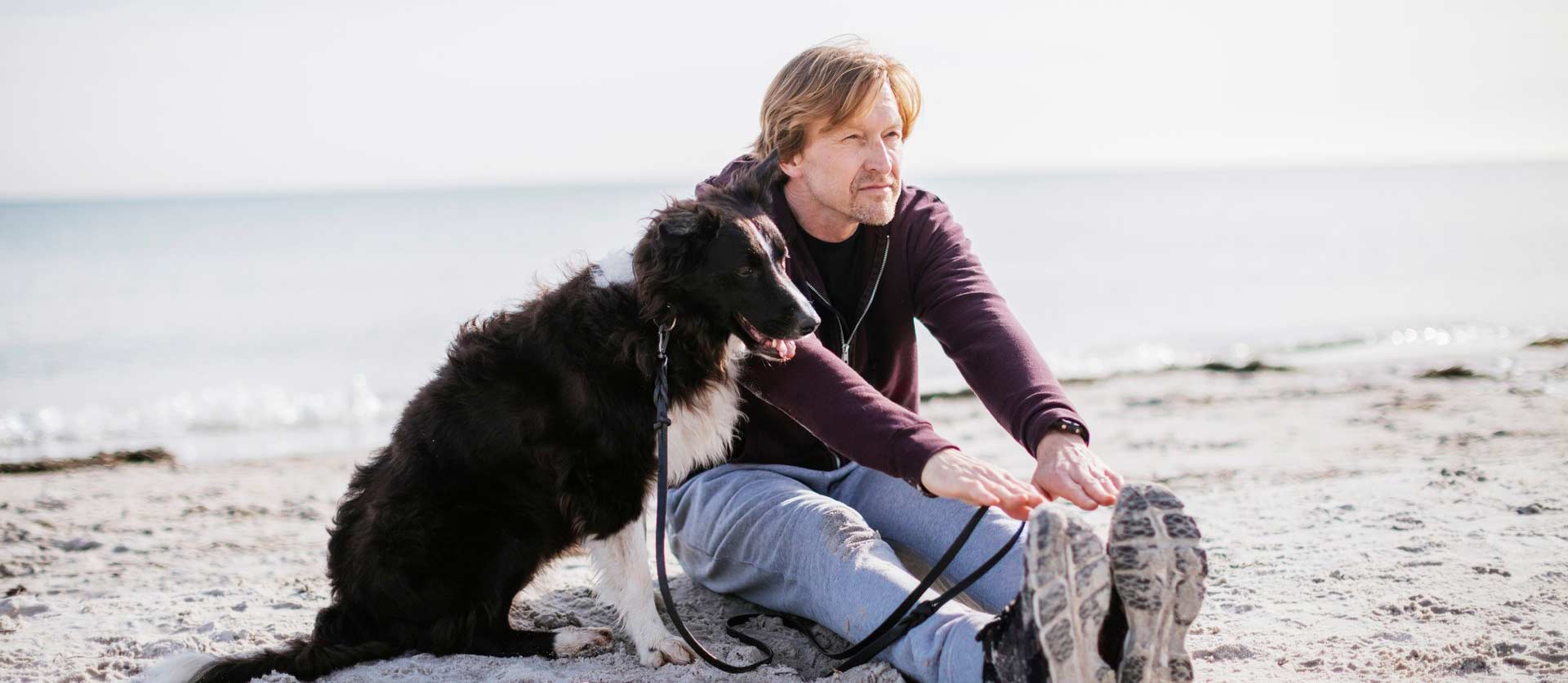 Homme avec son chien à la mer