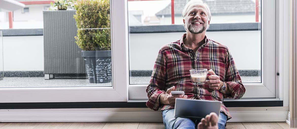 Homme qui boit un café en regardent sur son téléphone
