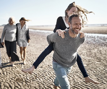 familie op het strand, sfeerbeeld bij taksactie